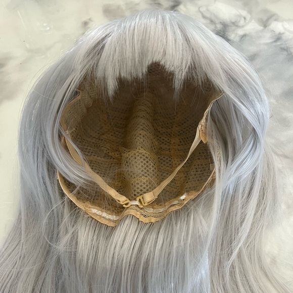 Light Gray/Silver Wig - Picture 2 of 4